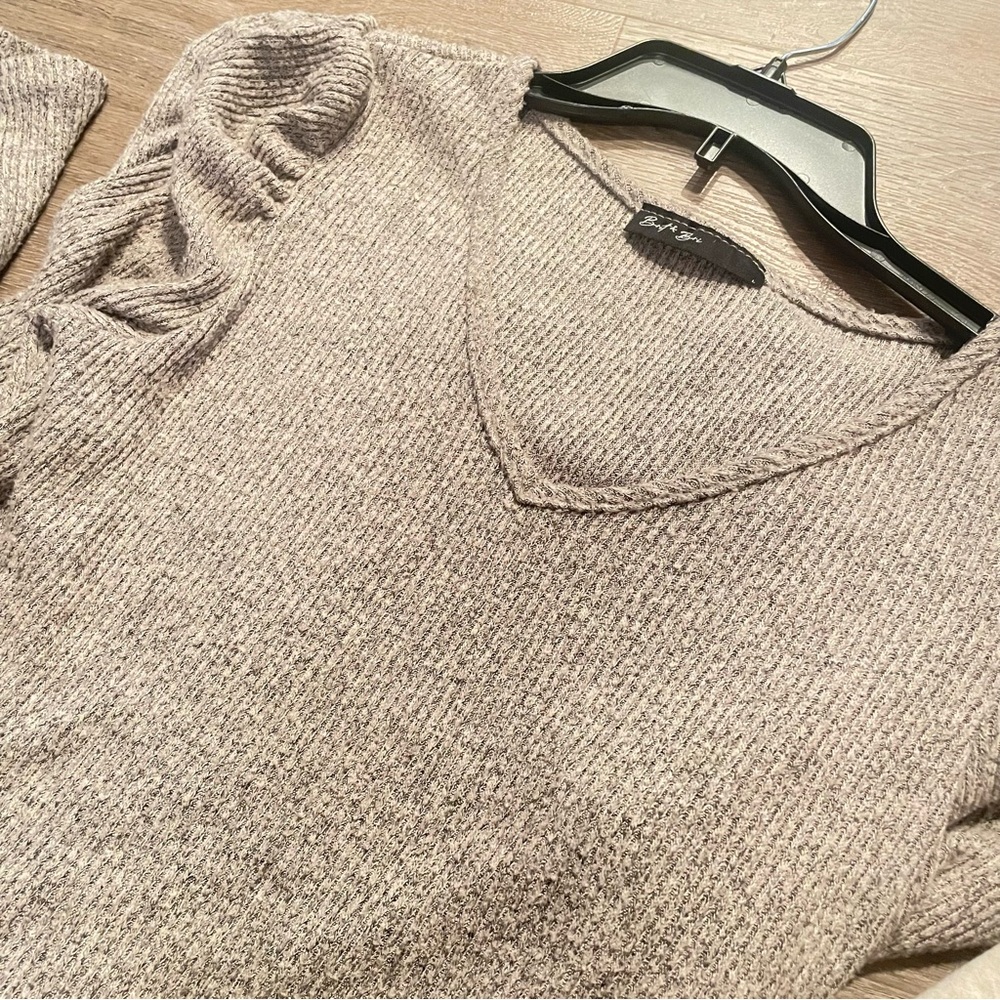 Elegant V-Neck Sweater with a puffed sleeve